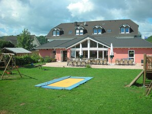 Exterior - Apartment 'Fewo Pumuckl' with Mountain View, Private Garden and Wi-Fi (Thörnich)