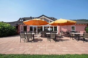 Outdoor dining - Apartment 'Fewo Pumuckl' with Mountain View, Private Garden and Wi-Fi (Thörnich)
