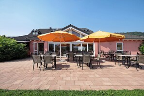 Outdoor dining - Apartment 'Fewo Pumuckl' with Mountain View, Private Garden and Wi-Fi (Thörnich)