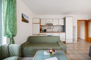 TV, ping pong - Apartment 'Fewo Pumuckl' with Mountain View, Private Garden and Wi-Fi (Thörnich)