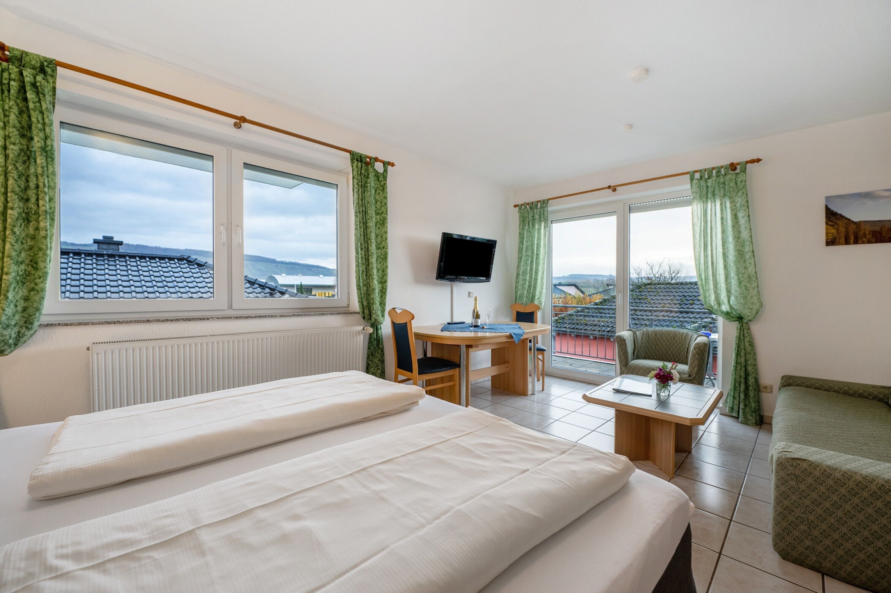 2 室のベッドルーム、WiFi (無料)、ベッドシーツ