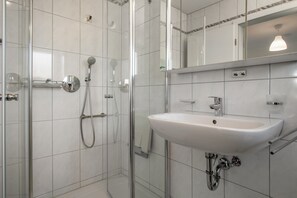 Shower, hair dryer, towels - Holiday Home 'Casa Noho' with Private Terrace, Private Garden and Wi-Fi (Nonnenhorn)