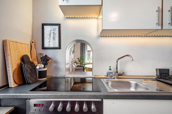 Fridge, microwave, oven, stovetop