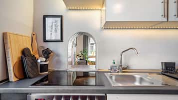 Kühlschrank, Mikrowelle, Ofen, Herdplatte