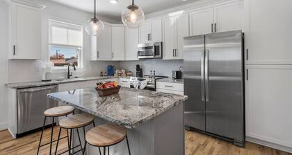 Duplex with Balcony: Spacious Dog-Friendly Oasis!