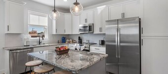 Duplex with Balcony: Spacious Dog-Friendly Oasis!