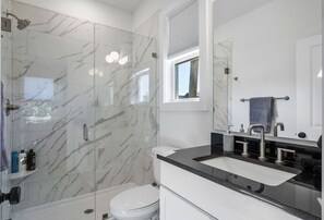 Hair dryer, towels - Duplex with Balcony: Spacious Dog-Friendly Oasis! (Richmond)
