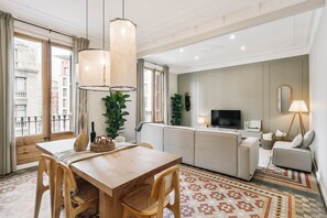 Apartment - Velino - 4 Bedrooms and Office in Sant Antoni (Barcelona)