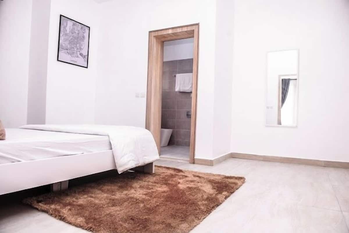 Habitación Deluxe, balcón, vista a la ciudad | Escritorio y espacio para trabajar con laptop