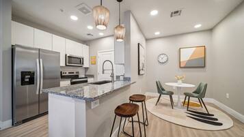 Réfrigérateur, micro-ondes, four, plaque de cuisson