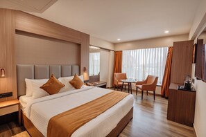 Dobbelt- eller tomannsrom – deluxe, byutsikt | Safe på rommet, strykejern/-brett og wi-fi (inkludert)