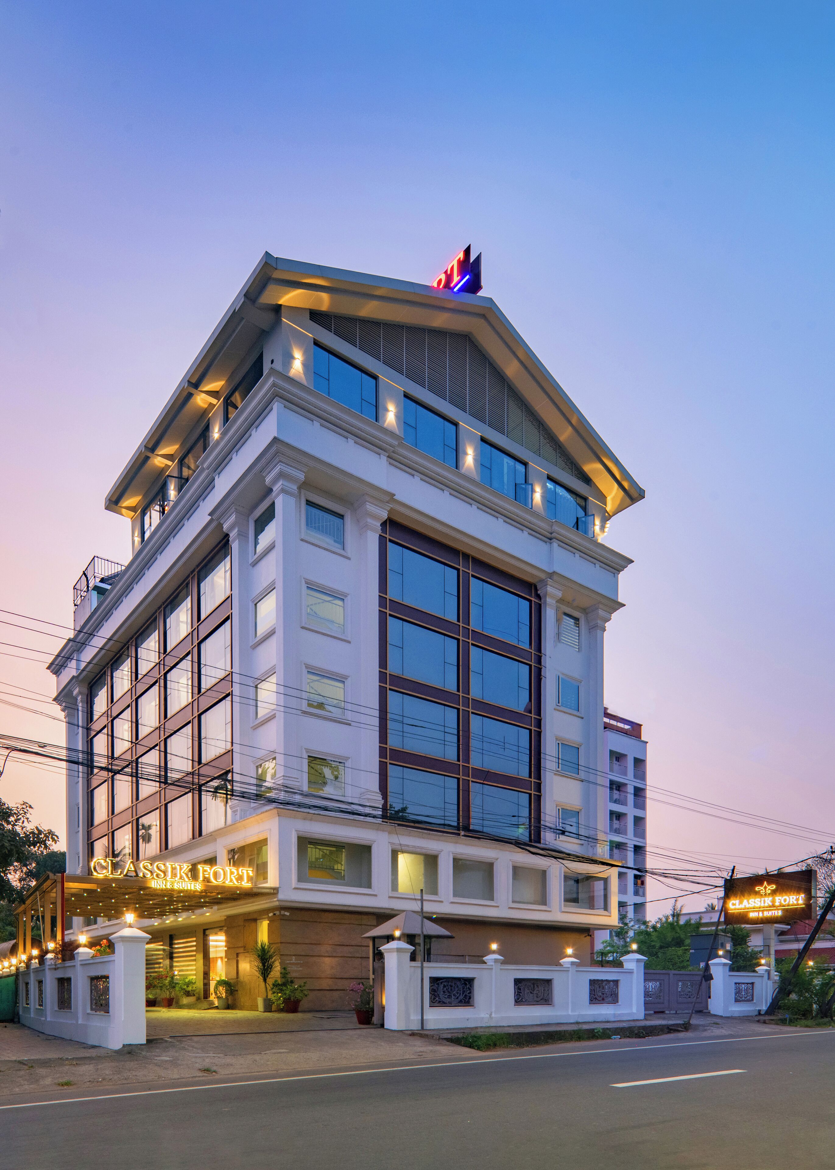 施設の正面 (日没後)