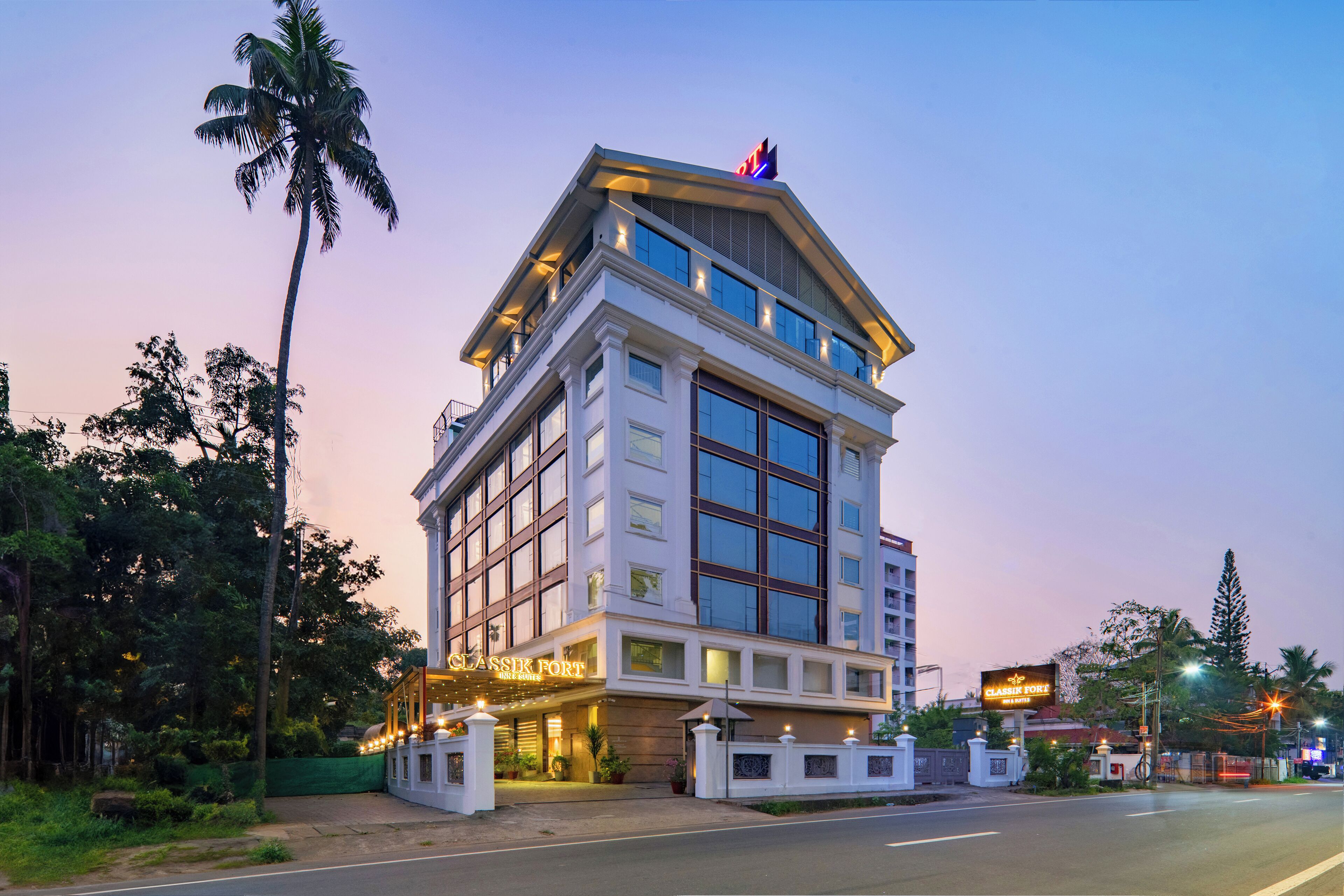 Ein mehrstöckiges Hotel mit einer klassischen Fassade, großen Fenstern und einem gut beleuchteten Eingang.