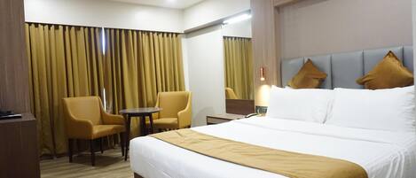 Chambre Deluxe Double ou avec lits jumeaux, vue ville | Salle de bain | Chaussons