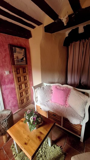 Apartment, 1 Bedroom, City View | Living area