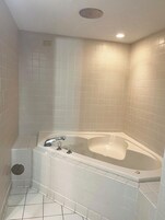 开间套房, 1 张特大床, 无烟房, 按摩浴缸 | 浴室 | 淋浴设施、毛巾、肥皂、洗发水