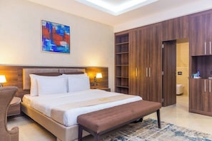 Deluxe-Zimmer, Balkon, Seeblick | Schreibtisch, laptopgeeigneter Arbeitsplatz, Bügeleisen/Bügelbrett