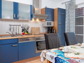 Mikrovågsugn, ugn, diskmaskin och barnstol