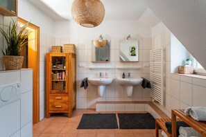 Dusj, miljøvennlige toalettsaker, hårføner og såpe