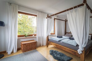 6 chambres, bureau, fer et planche à repasser, lit de bébé portatif