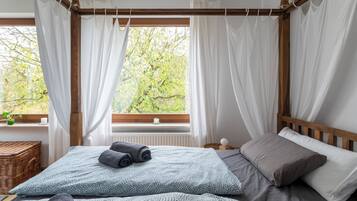 6 Schlafzimmer, Schreibtisch, Bügeleisen/Bügelbrett, Reisekinderbett