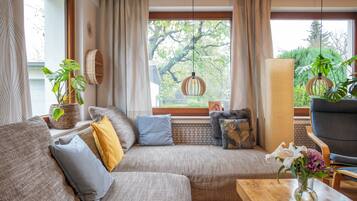 Smart-TV, DVD-Player, Tischfußball, Tischtennisplatte