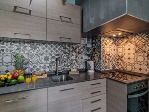 Een microgolfoven, een oven, een vaatwasser, een broodrooster