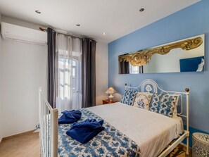 2 bedrooms, travel cot, free WiFi