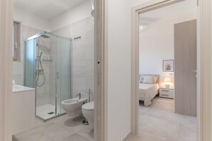 Een douche, een haardroger, een bidet