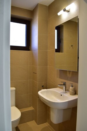 SĂšche-cheveux, serviettes fournies, savon, papier toilette