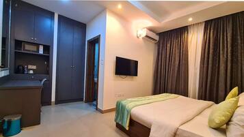 Executive Suite | 1 bedroom, desk, laptop workspace, free WiFi