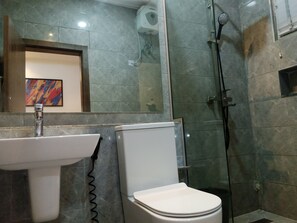 Een badkamer met een wastafel, toilet en douche.
