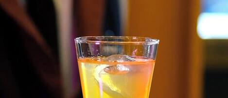 Un cóctel en una copa de martini con un fondo desenfocado.