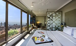 Suit Quadruple Room | Frigobar, cofres nos quartos, espaço de trabalho para notebook