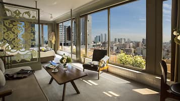 Suit Quadruple Room | Minibar, caja fuerte, espacio para trabajar con un portátil