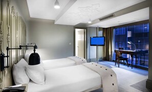 Superior szoba kétszemélyes vagy két külön ággyal, kilátással a városra | Minibár, széf a szobában és laptophoz jól használható munkafelület