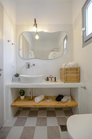 3 Bedroom Deluxe Villa Private Pool V3 | Bathroom | Shower, hair dryer, towels, soap - White Cocoon Exclusive villas (Naxos)