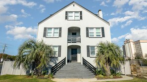 Apartment | 2 bedrooms - Sawgrass Lane Unit 1 Walk to the Beach (Virginia Beach)