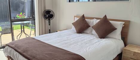 1 dormitori, caixa forta a l'habitació i escriptori