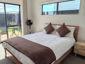 1 soverom, safe på rommet, skrivebord og strykejern/-brett