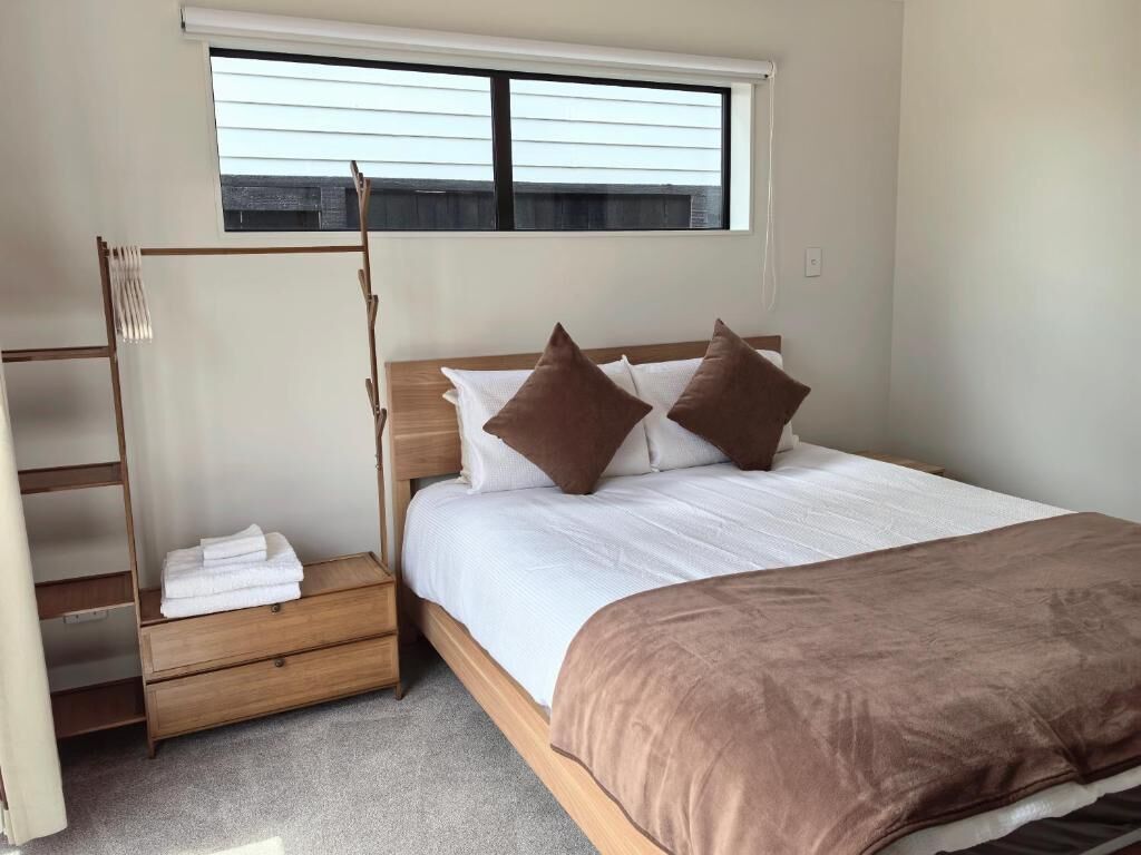 1 dormitorio, caja fuerte, escritorio y tabla de planchar con plancha
