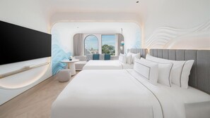 Ein modernes Hotelzimmer mit einem großen Bett, einem Fernseher, einer Sitzecke und Blick auf die Stadt.