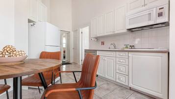 Refrigerador, microondas, parrilla de estufa y lavavajillas