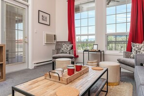 Televisión y chimenea