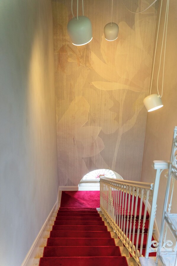 A staircase with a red carpet and white railing. - Villa Dafne Valpolicella B&B Adults only, no smoking, no pets (Sant'Ambrogio di Valpolicella)