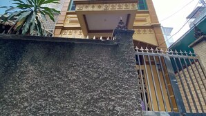 Un edificio a più piani con uno stile architettonico tradizionale, caratterizzato da un portone d'ingresso importante e un balcone decorativo.