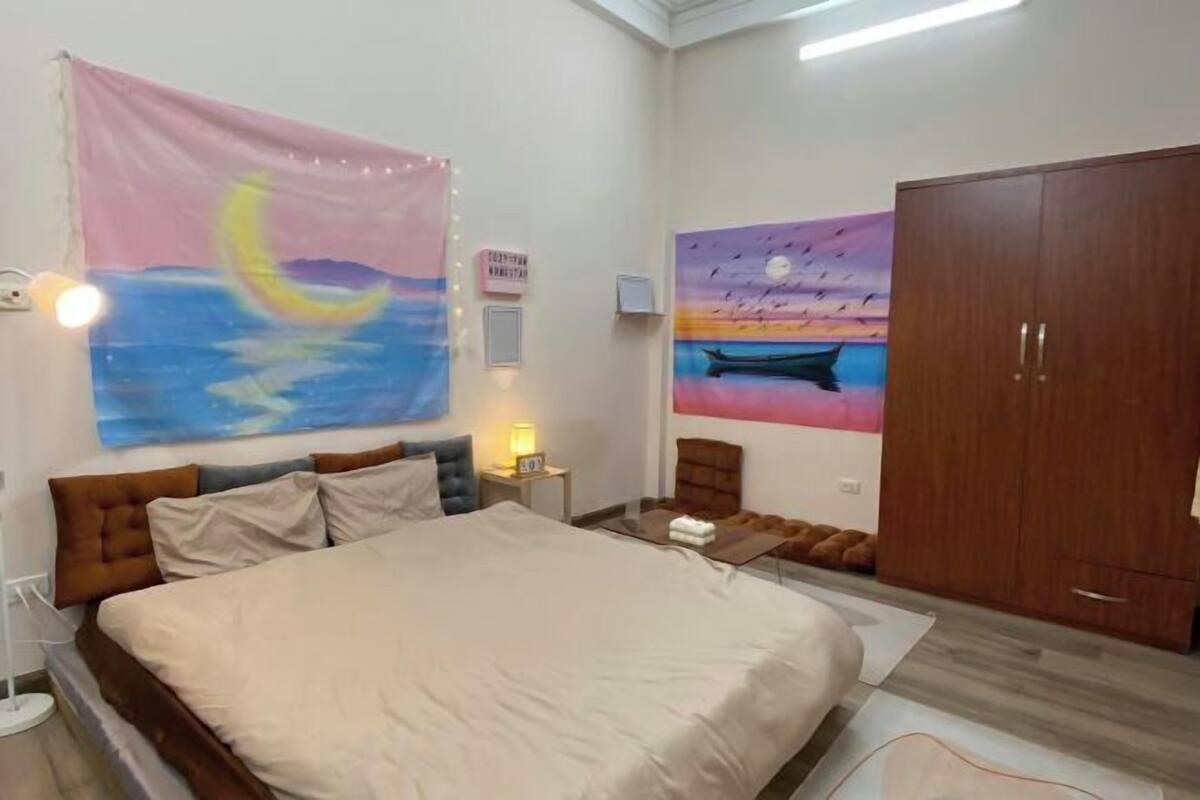 Cortinas blackout, wifi gratis y ropa de cama 