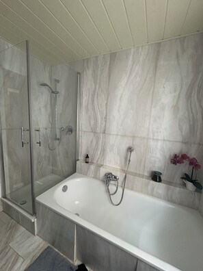 Hair dryer, towels, soap, toilet paper - Melanie vacation apartment near Bad Ems thermal baths (Bad Ems)