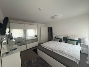 1 chambre, bureau, fer et planche à repasser, accès au Wi-Fi (inclus)