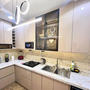 Economy Apartment, Balcony, City View | Private kitchen | Fridge, microwave, oven, stovetop - Marcliff Apartments (Yenagoa)
